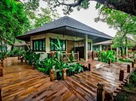 Naiyang Park Resort - SHA Extra Plus、にあるプーケット国際空港 - HKTの周辺ホテル