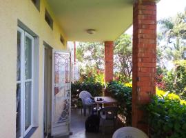Retreat Guesthouse Kitende, hotel met parkeren in Entebbe