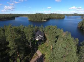 Loma-Väkkärä Holiday Cabins Saimaa, hotel na may parking sa Liiansaari