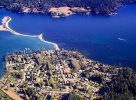 Salty Towers Ocean Front Cottages, hotel en Sooke