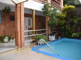 Hotel Palmas del Sol, hotell i Asuncion