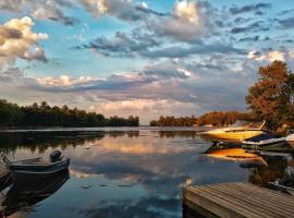 Sunrise Resort, отель в городе Buckhorn, рядом находится Whetung Ojibwa Centre