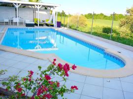Villa Améthyste avec grande piscine privée, jardin clos, parking privé, üdülőház Le Robert városában