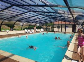 Camping La Grappe Fleurie, хотел с джакузита в Фльори