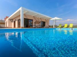 Villa Longfield-private heated pool, sauna, air-conditioned, hotel in Dugopolje