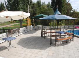 " У Татьяны", hotel dengan kolam renang di Cholpon-Ata