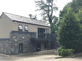 Holiday Home On Farnham Estate, Hotel in Cavan