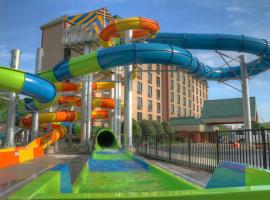 Country Cascades Waterpark Resort، فندق في بيدجن فورج