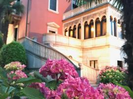 Hotel Villa Fiordaliso, hotelli kohteessa Gardone Riviera lähellä maamerkkiä Il Vittoriale Degli Italiani