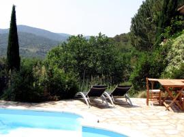 Appartement avec piscine chauffée, maison d'hôtes à Collobrières