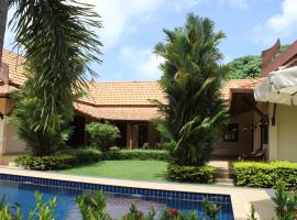 Villa Pimlada, hotel with jacuzzis in Nai Harn Beach