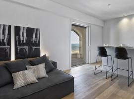 Luxury Suites Collection - Frontemare Viale Milano 33, guest house in Riccione