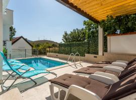 House Luce with pool, apartment in Omiš