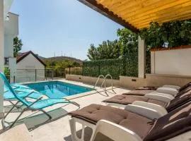House Luce with pool