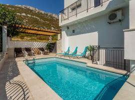 House Luce with pool, hotel v Omiši