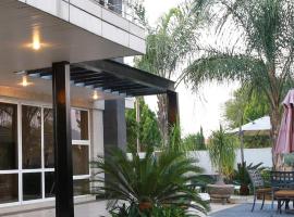 Cycad Palm Guest House Gaborone, hotel with parking in Gaborone