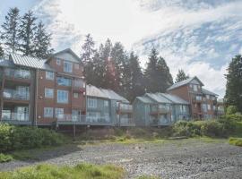 Luxury 2BR Oceanfront Condo by OnlyBC 201, hotell i Tofino