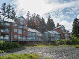 Luxury Oceanfront Condo by OnlyBC 104, apartamento em Tofino