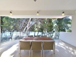 Chiponsky One - 5 star beachfront property, ξενοδοχείο με τζακούζι σε Bol