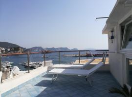 la mansarda sul mare, hotel in zona Porto di Ponza, Ponza