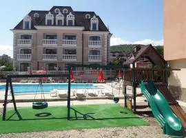 Hotel Black Sea - Breakfast, Pool & Free Parking
