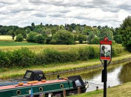 Narrowboat at Weedon, готель у місті Weedon Bec