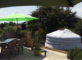 Aux Yourtes de La Fabrique，位于Saint-Florent-des-Bois的酒店