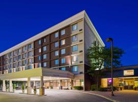 Best Western Plus Toronto Airport Hotel, hotel in Mississauga