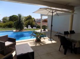 Coté piscine Villa plain pied, ξενοδοχείο σε Alignan-du-Vent