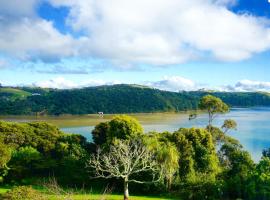 Le Chalet Waiheke Apartments, Hotel in Ostend