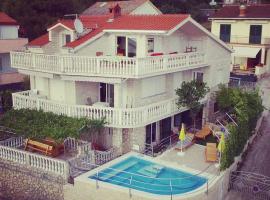 Stonehouse with swimming pool Villa Anita、オクルグ・ドニのホットタブ付きホテル