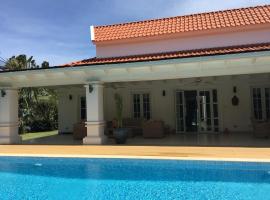 Balinese villa with private pool, location de vacances à Hua Hin