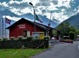 Camping Adamello, hotel con estacionamiento en Edolo