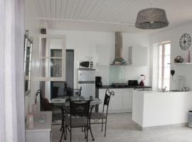 Charmante maison charentaise "BONHEUR" * 4 pers, holiday rental in Chambon