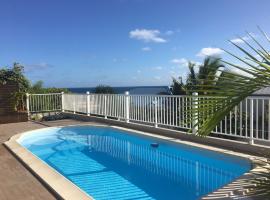 Mango Sea -Villa "Maracudja" et appartement "Jojoba" avec piscine & vue sur les îles, Hotel in Saint-François