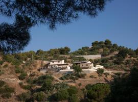 Agunì Agriturismo e Locanda, hotel s parkiralištem u gradu 'Palizzi'