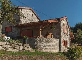 Gîte " Orée des bois", hôtel à Vertolaye