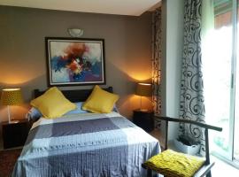 Maison Katia, hotel con estacionamiento en Abiy&aacute;n