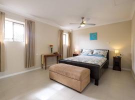 The Villa at the Bay, hotel with parking in Deception Bay