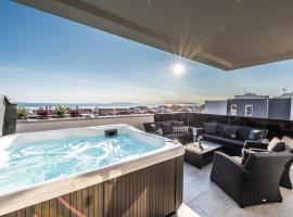 Villa Magnifica Penthouse with Jacuzzi, hotel in Novalja