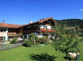 Pension mit Bergblick in Inzell, guest house sa Inzell
