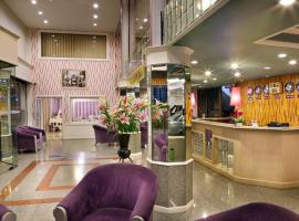 Highway Hotel, hotel in Nong Pa Khrang, Chiang Mai