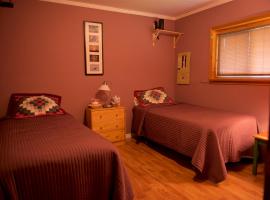 Bluenose Bed & Breakfast, hotel with jacuzzis in Snow Lake