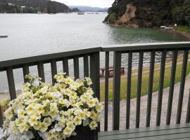 Water's Edge Holiday Home, Hotel in Opua