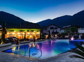 Schlosshof Charme Resort – Hotel & Camping, hotelli kohteessa Lana