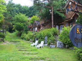 Viesnīca Mayfair Deneb Pension pilsētā Phjončhana, netālu no apskates objekta golfa laukums Phoenix Country Club