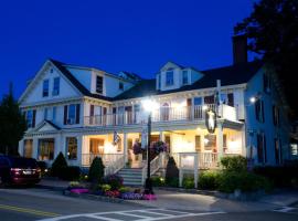 The Kennebunk Inn، فندق مع موقف سيارات في كينبونك