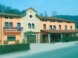 Albergo Isetta, hotel sa parkingom u gradu Grancona