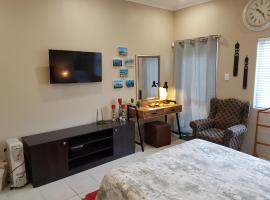 Studio on Bourdeaux, hotel near Plattekloof Village Shopping Centre, Panorama