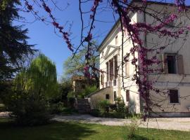 Villa Adelaide – hotel w mieście Gonàrs